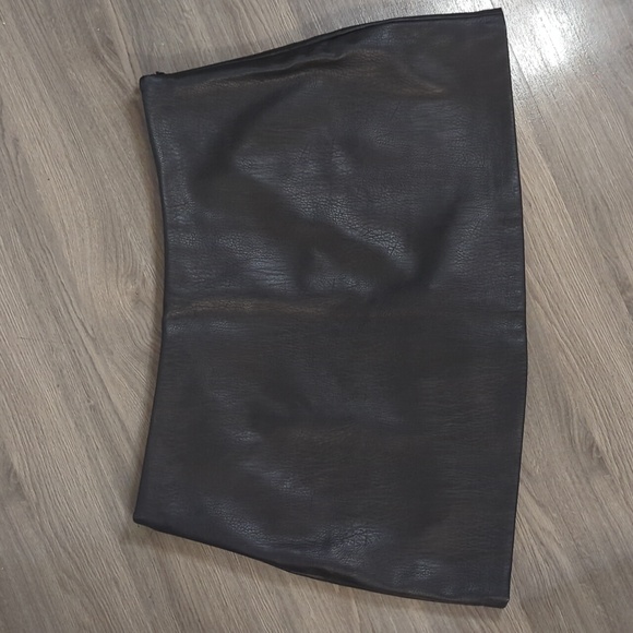 The A&F Scarlett Mini Skort - Picture 1 of 3